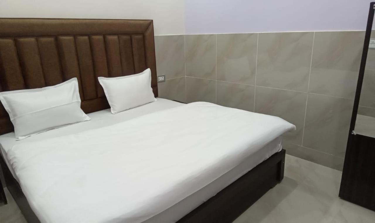 Hotel Dixit Residency Vrindāvan Exterior foto